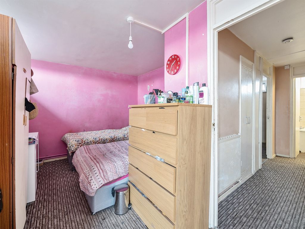 3 bed maisonette for sale in Brandon Estate, London SE17, £425,000