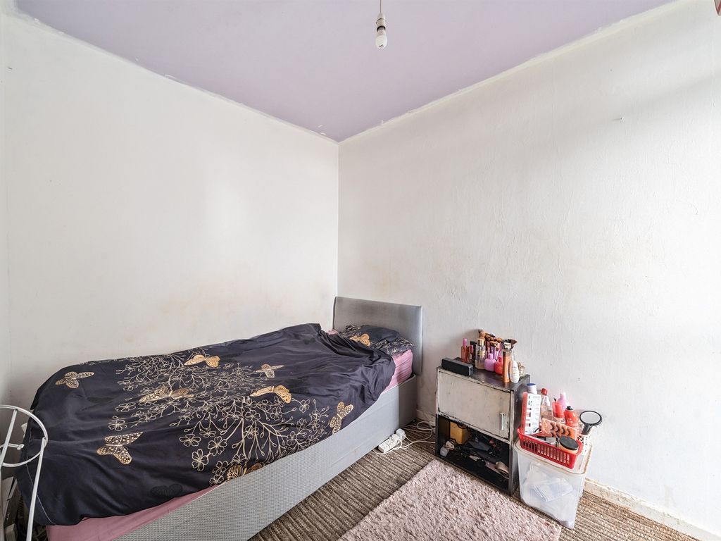 3 bed maisonette for sale in Brandon Estate, London SE17, £425,000