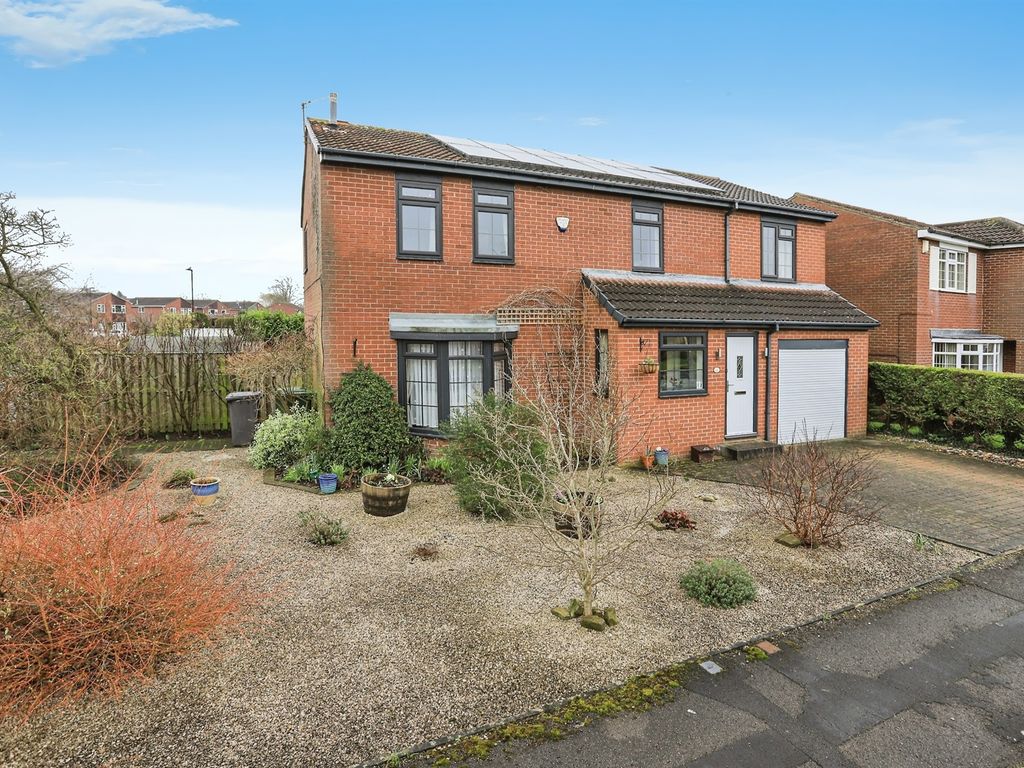 5 bed detached house for sale in Eden Close, York YO24, £550,000
