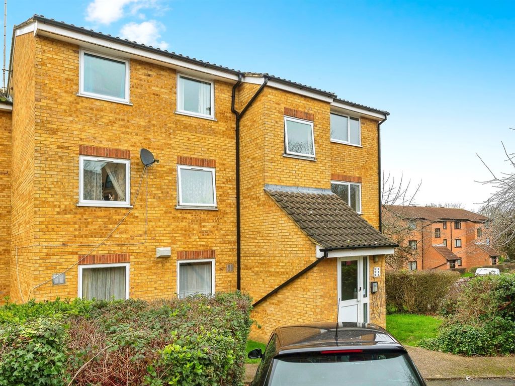 1 bed flat for sale in Valley Green, Hemel Hempstead HP2, £180,000