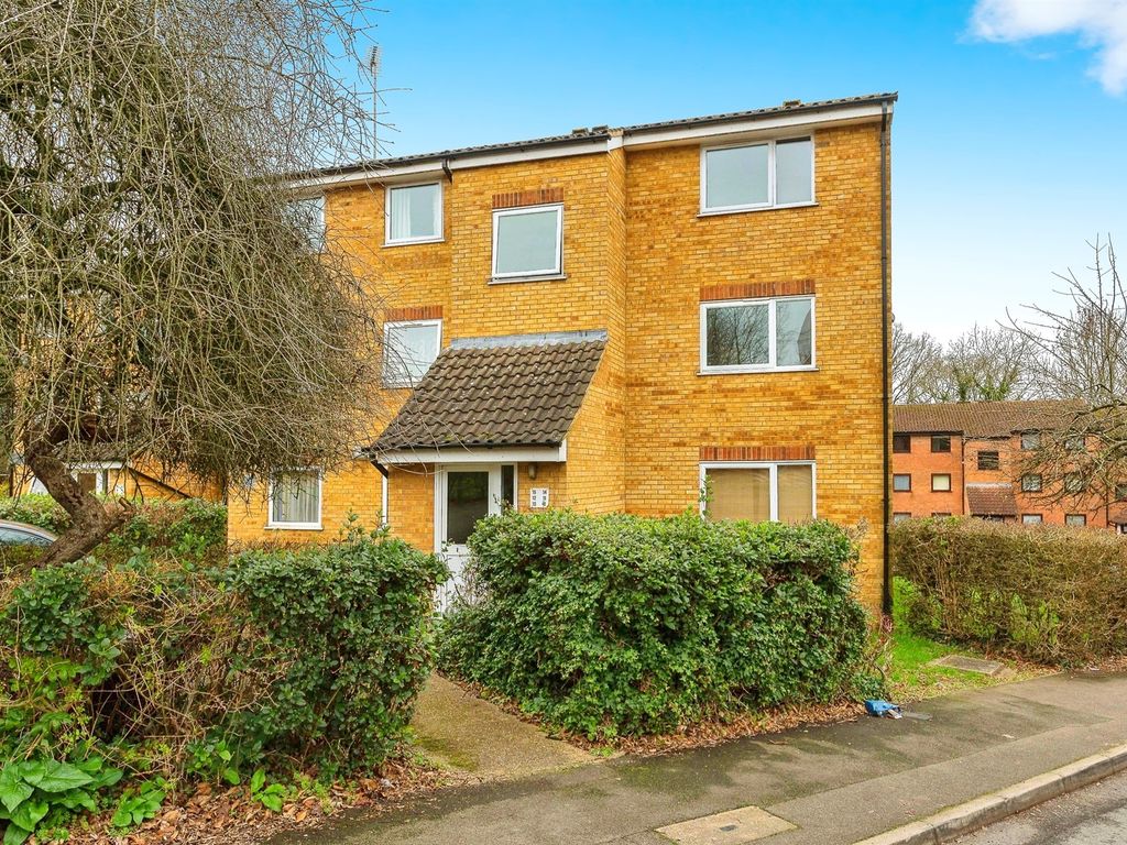 1 bed flat for sale in Valley Green, Hemel Hempstead HP2, £180,000