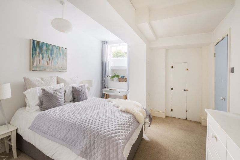 3 bed flat for sale in Hillside, Cotham, Bristol BS6, £525,000