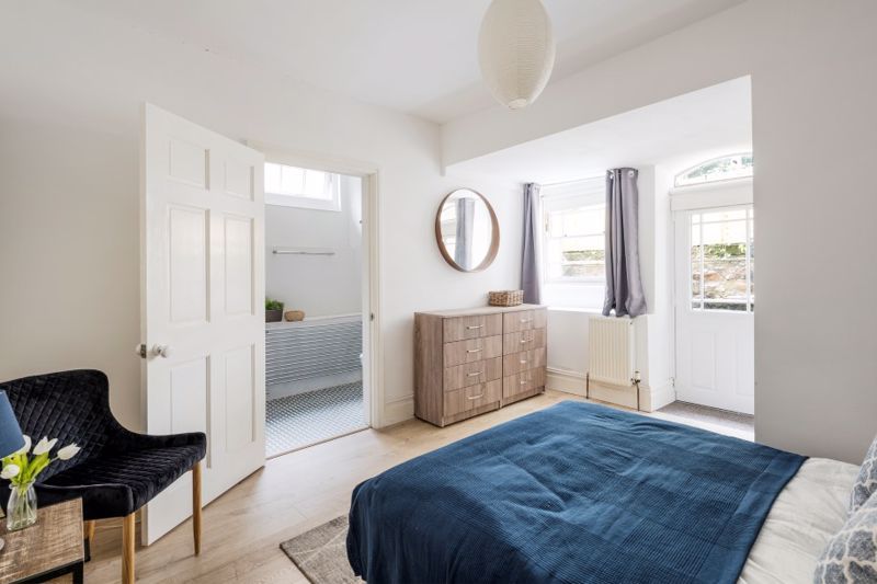 3 bed flat for sale in Hillside, Cotham, Bristol BS6, £525,000