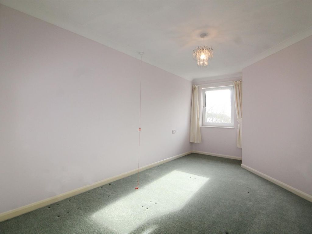 2 bed property for sale in Christchurch Lane, Barnet EN5, £289,950