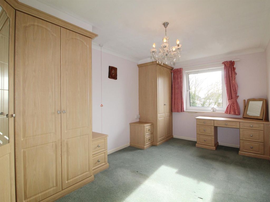 2 bed property for sale in Christchurch Lane, Barnet EN5, £289,950