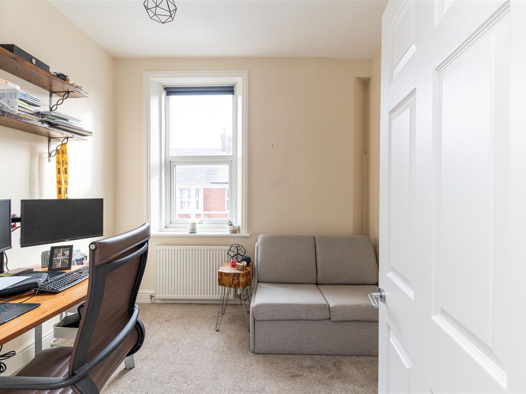 3 bed flat for sale in Helmsley Road, Sandyford, Newcastle Upon Tyne NE2, £175,000