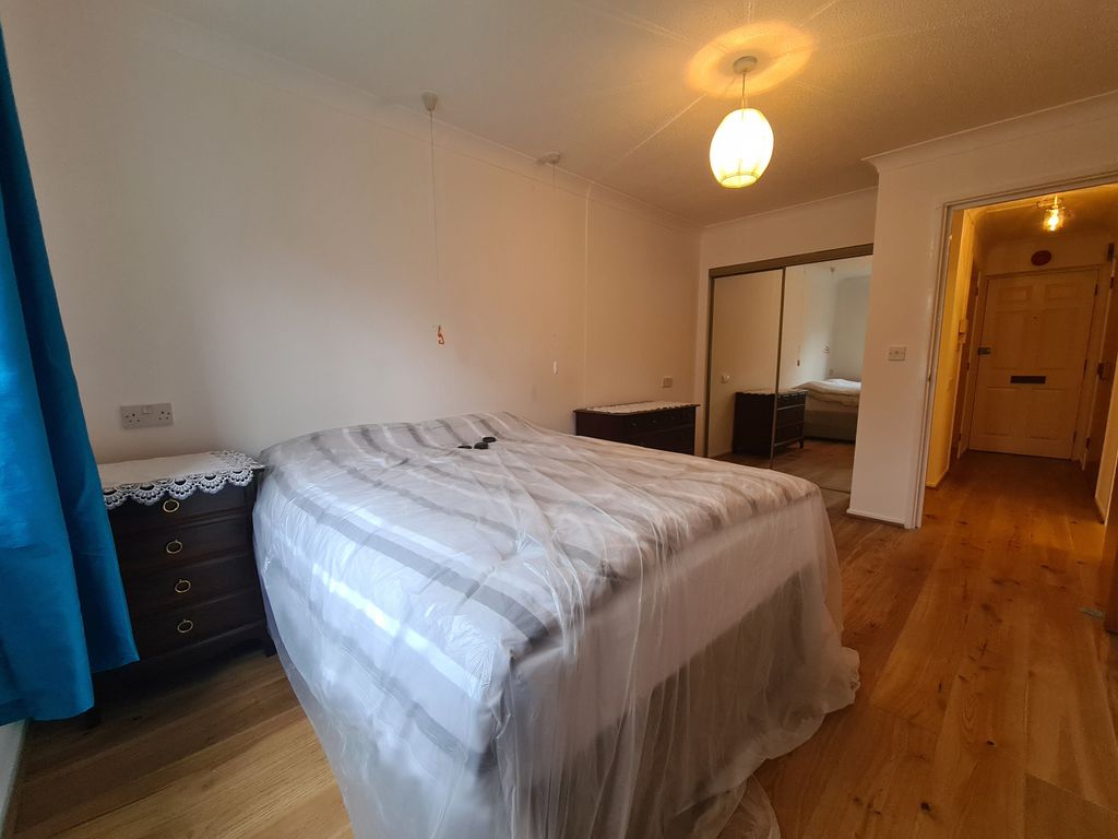 1 bed flat to rent in Hertswood Court, Hillside Gardens EN5, £1,325 pcm
