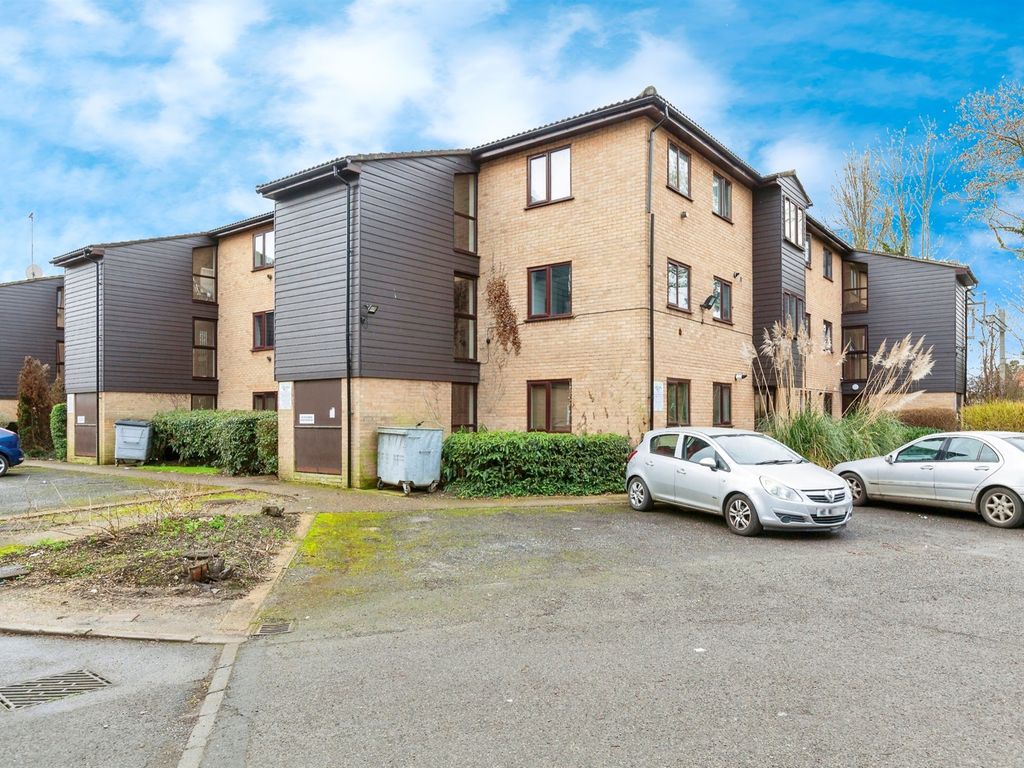 1 bed flat for sale in Victoria Road, Slough SL2, £197,500