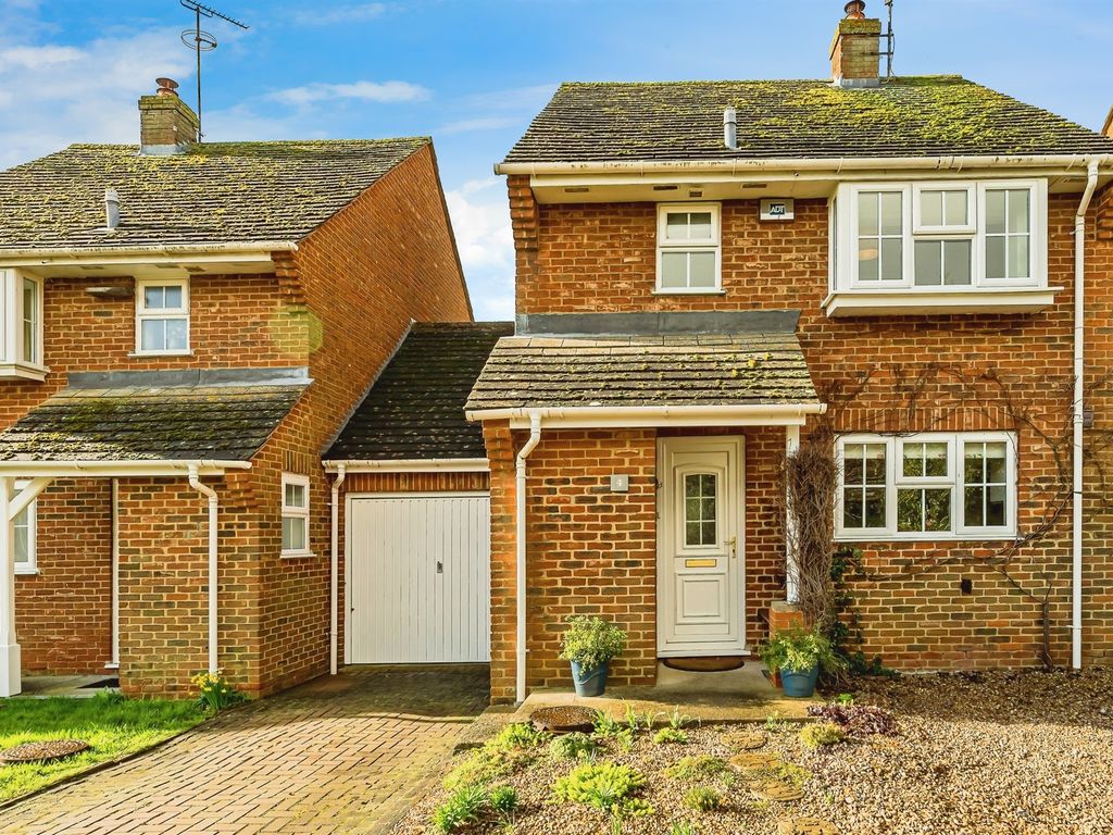 3 bed link detached house for sale in Spring Meadow, Dorton, Aylesbury HP18, £525,000