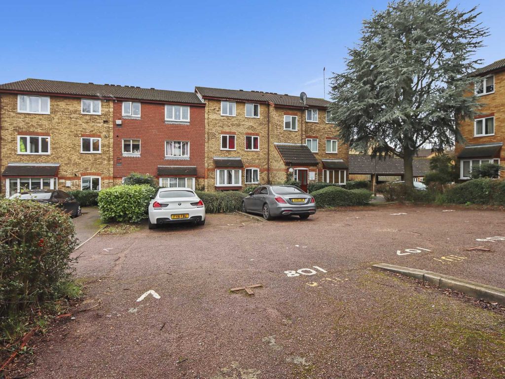 2 bed flat for sale in Greenway Close, London N11, £295,000