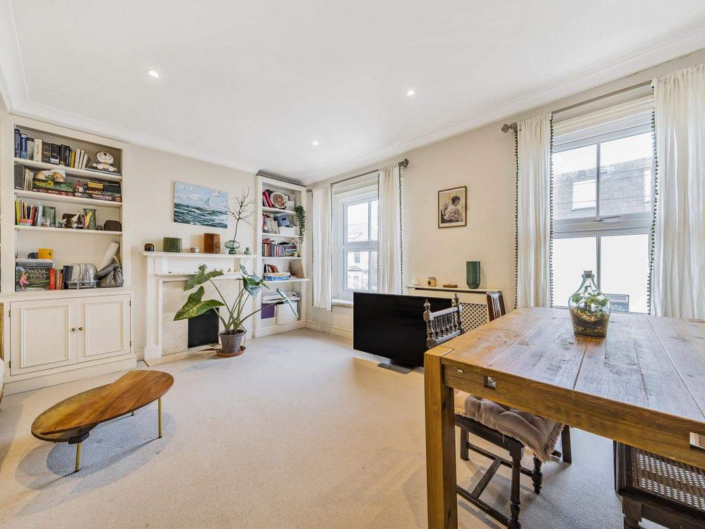 2 bed flat for sale in Broughton Road, London SW6, £725,000