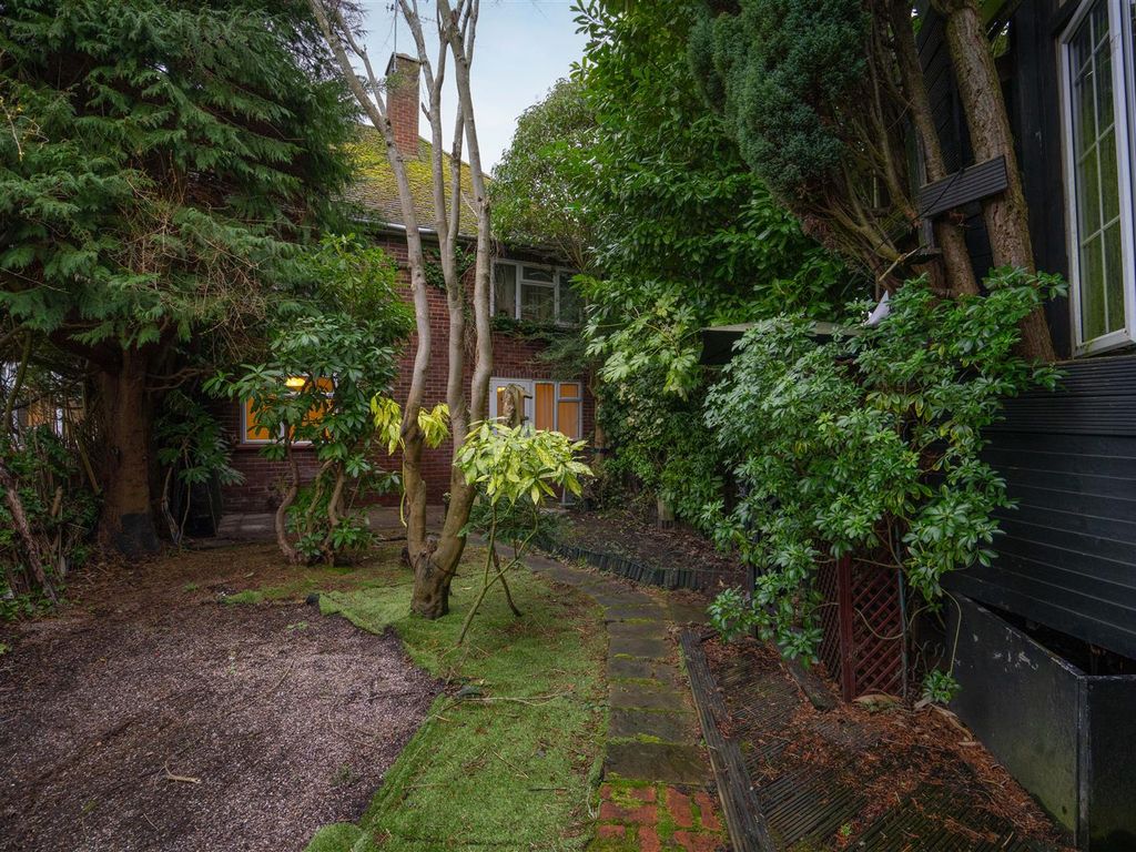 1 bed flat for sale in Carroll Crescent, Ascot SL5, £260,000