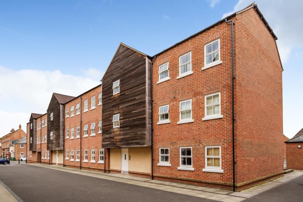2 bed flat for sale in Aylesbury, Oxfordshire HP19, £170,000