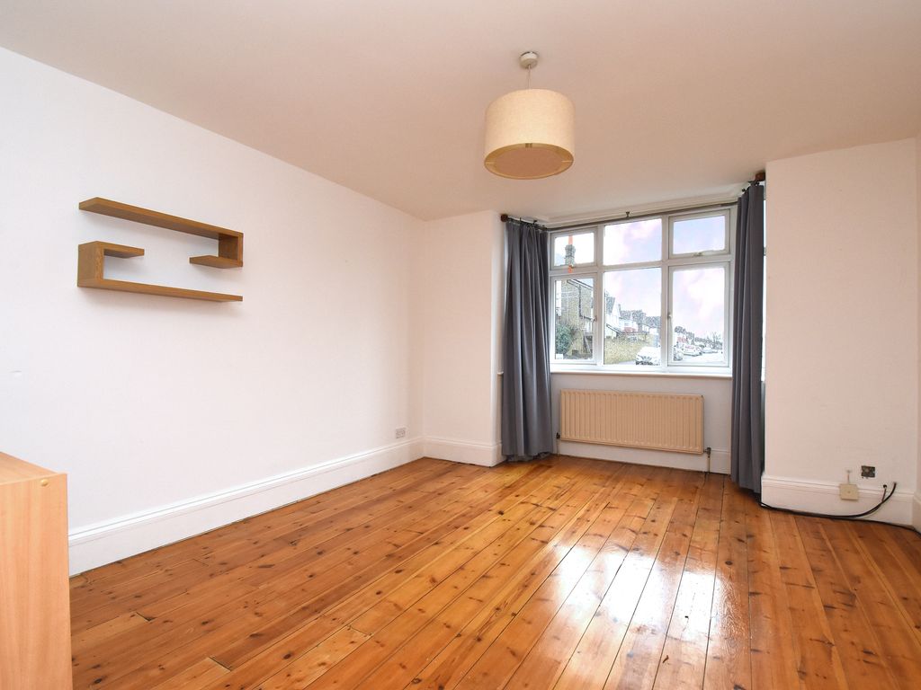 2 bed flat for sale in Bellingham Road, London SE6, £375,000