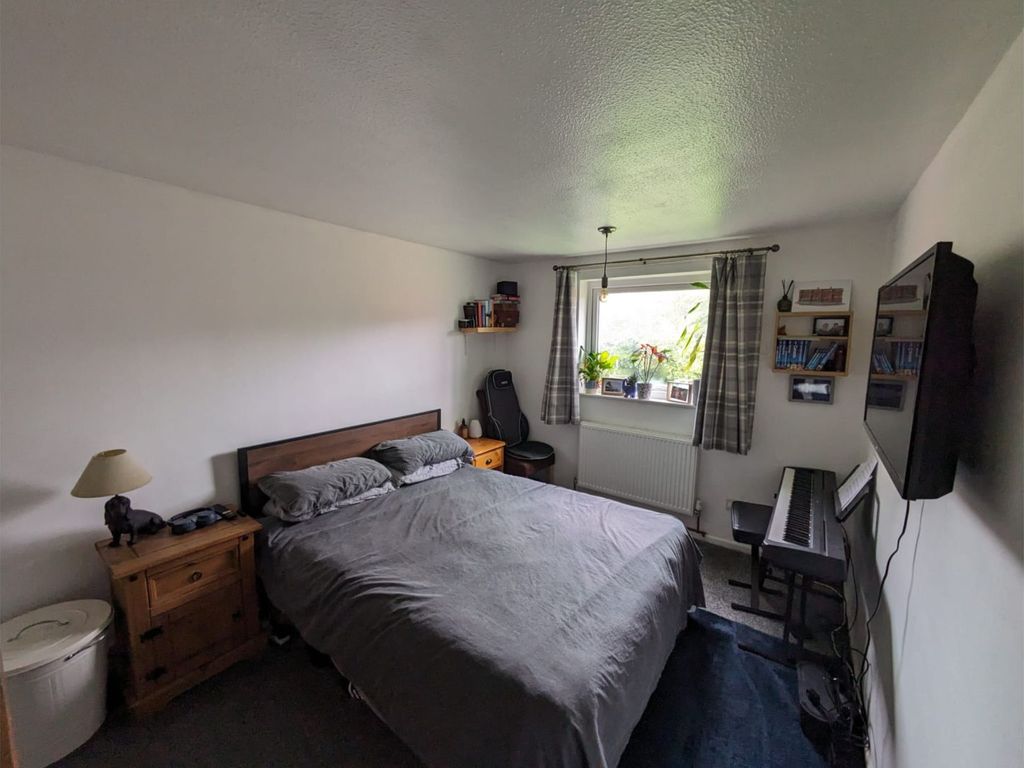 1 bed flat for sale in Wake Green Park, Birmingham B13, £130,000