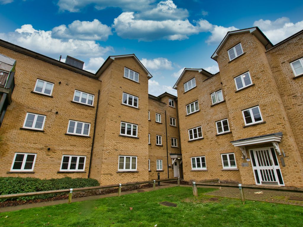 2 bed flat for sale in Gilbert Court, Clarendon Way, Colchester CO1, £180,000