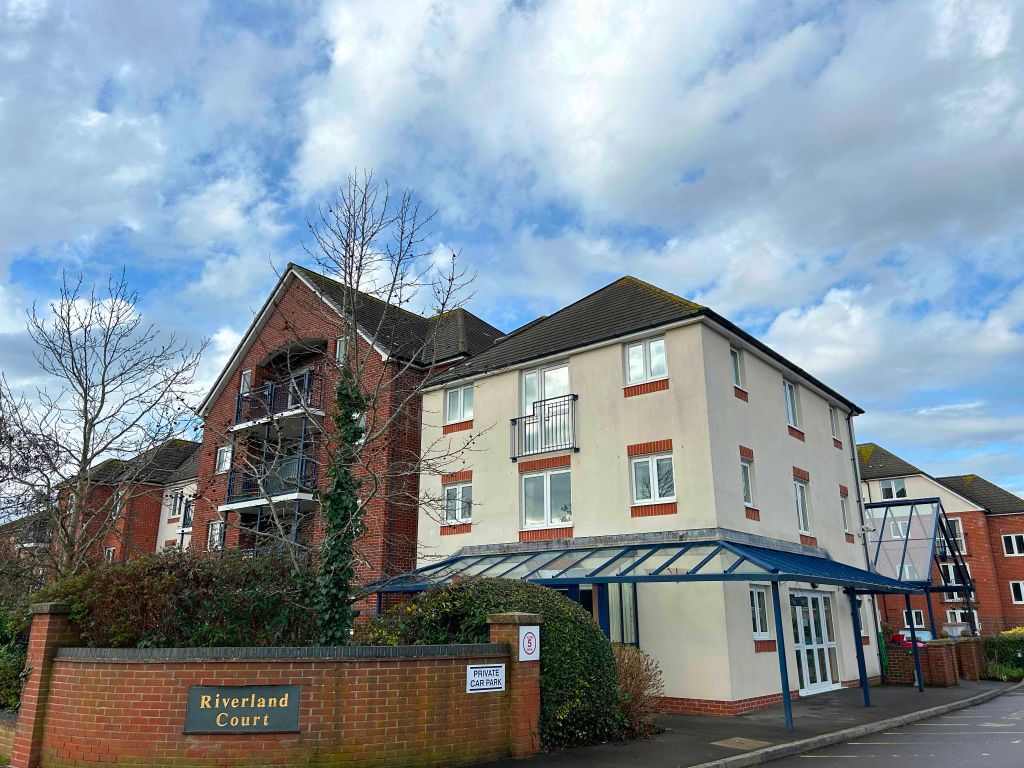 1 bed flat for sale in Stour Road, Christchurch BH23, £140,000