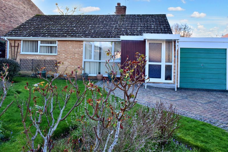 2 bed detached bungalow for sale in Bassett Way, Kidlington OX5, £450,000