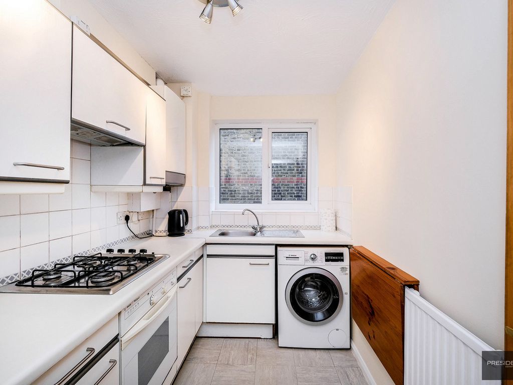 1 bed flat for sale in Walton Lodge, Grove Hill, South Woodford E18, £260,000