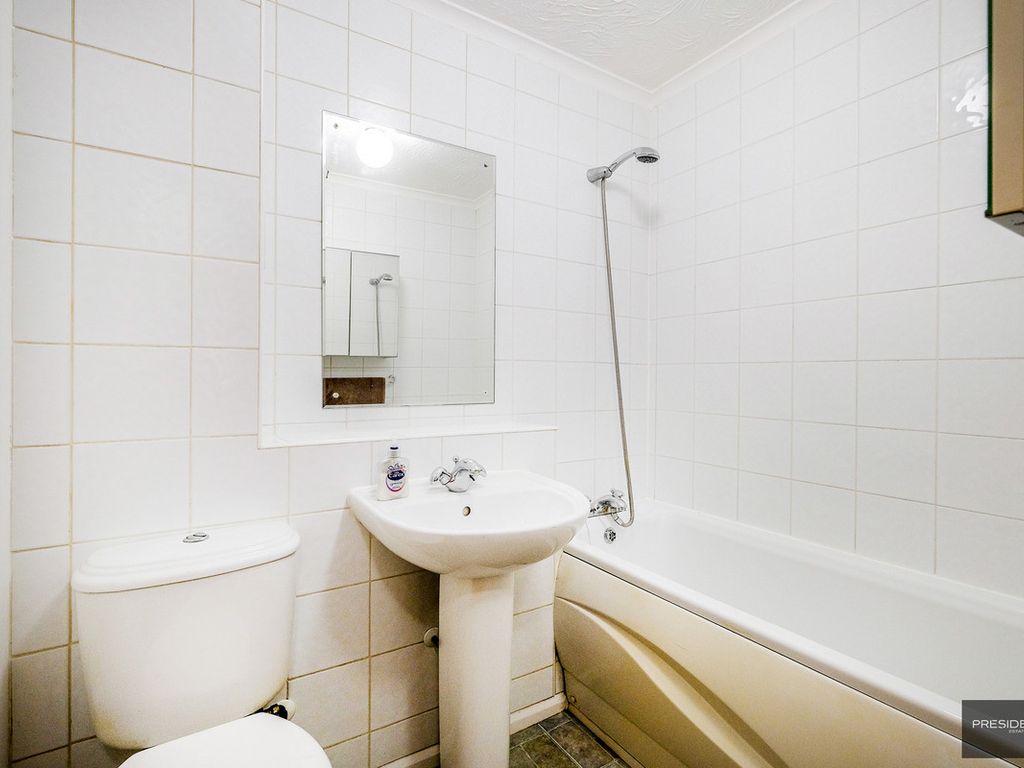 1 bed flat for sale in Walton Lodge, Grove Hill, South Woodford E18, £260,000