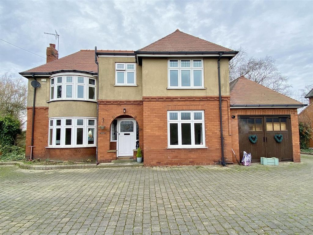 3 bed detached house for sale in Selby Road, Camblesforth, Selby YO8, £350,000