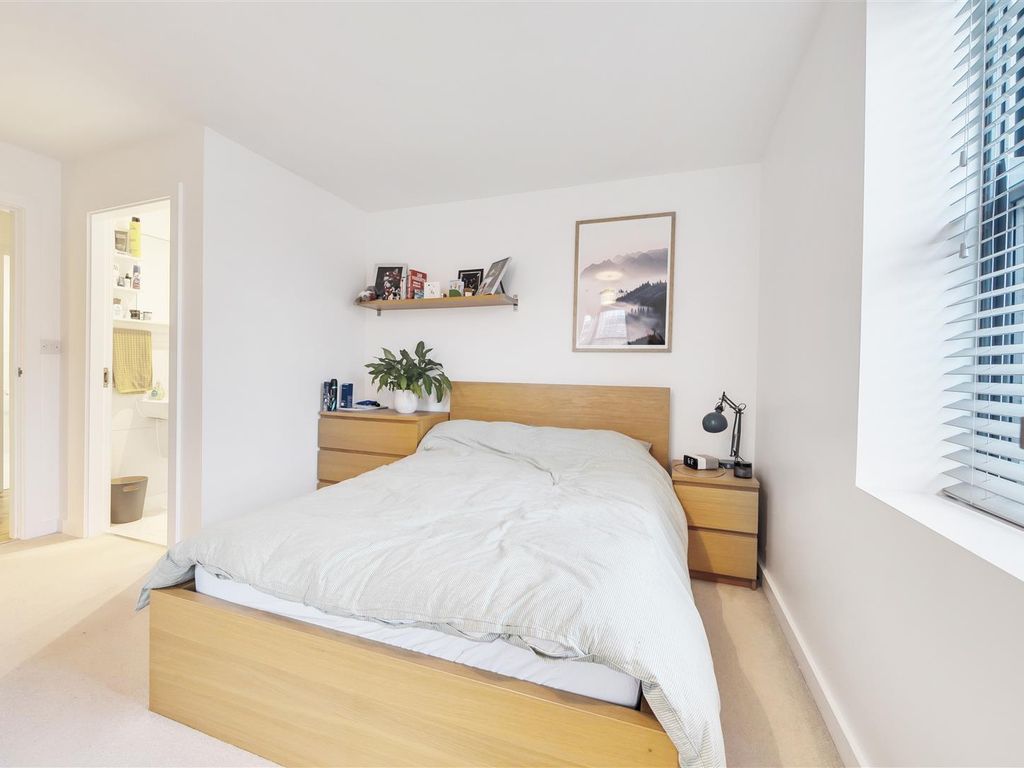 2 bed flat for sale in Lower Park Row, Bristol BS1, £380,000