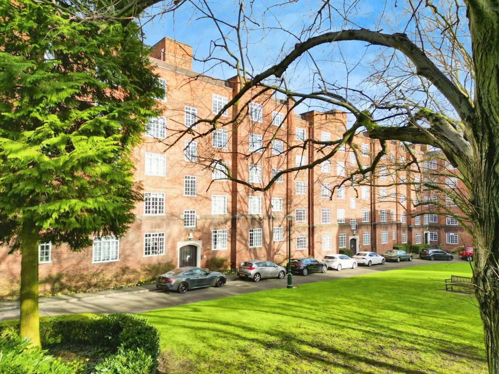3 bed flat for sale in Stoneygate Court, Stoneygate LE2, £220,000