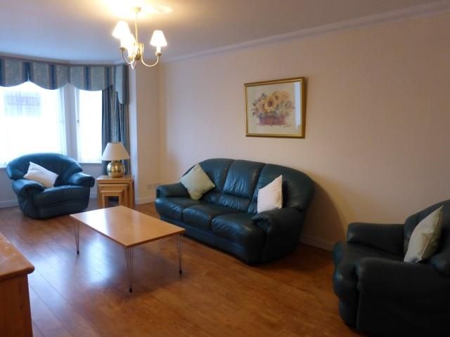 2 bed flat to rent in Crathie Gardens West, Aberdeen AB10, £750 pcm