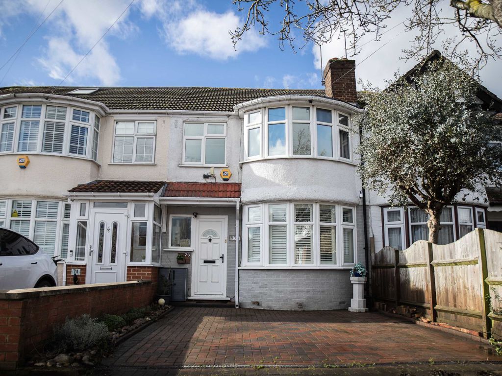 3 bed property for sale in Barmouth Avenue, Perivale, Greenford UB6, £650,000