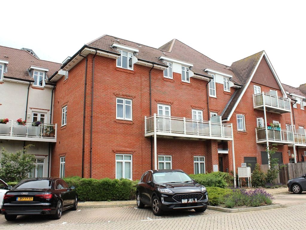 2 bed flat for sale in Jubilee Drive, Church Crookham, Fleet, Hampshire GU52, £100,000