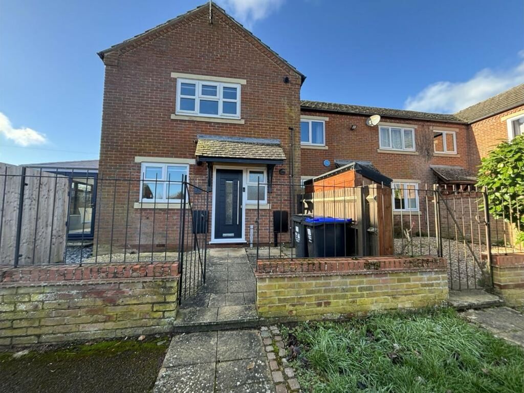 3 bed semi-detached house to rent in Walkers Acre, Northampton NN6, £1,300 pcm