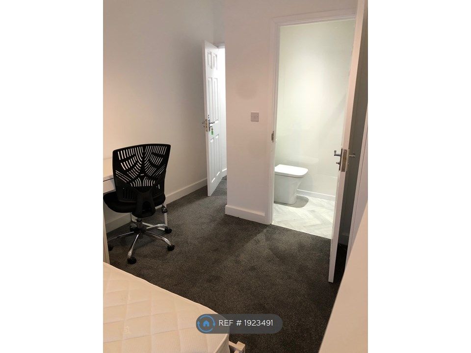 Room to rent in Frederick Street South, Durham DH7, £628 pcm