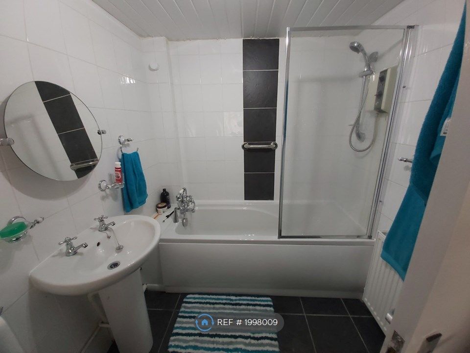 2 bed flat to rent in Coatbridge, Coatbridge ML5, £1,050 pcm