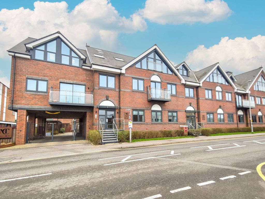 2 bed flat for sale in Woodside Road, Amersham, Bucks HP6, £385,000