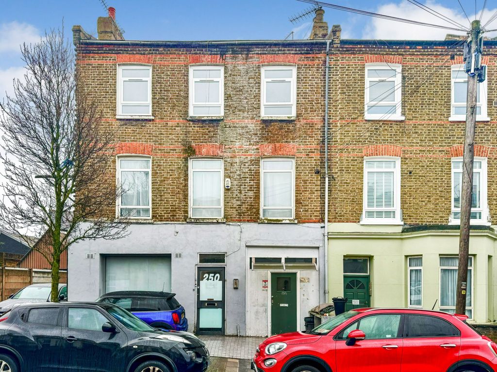 2 bed flat for sale in Kilburn Lane, London W10, £310,000