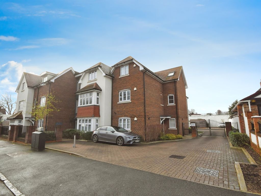 2 bed flat for sale in Oaklands Avenue, Romford RM1, £375,000