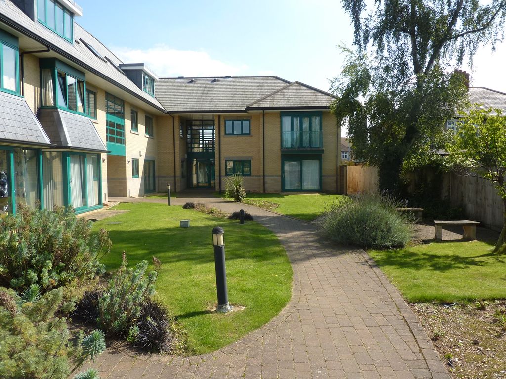 2 bed flat to rent in Woodhead Drive, Cambridge CB4, £1,545 pcm