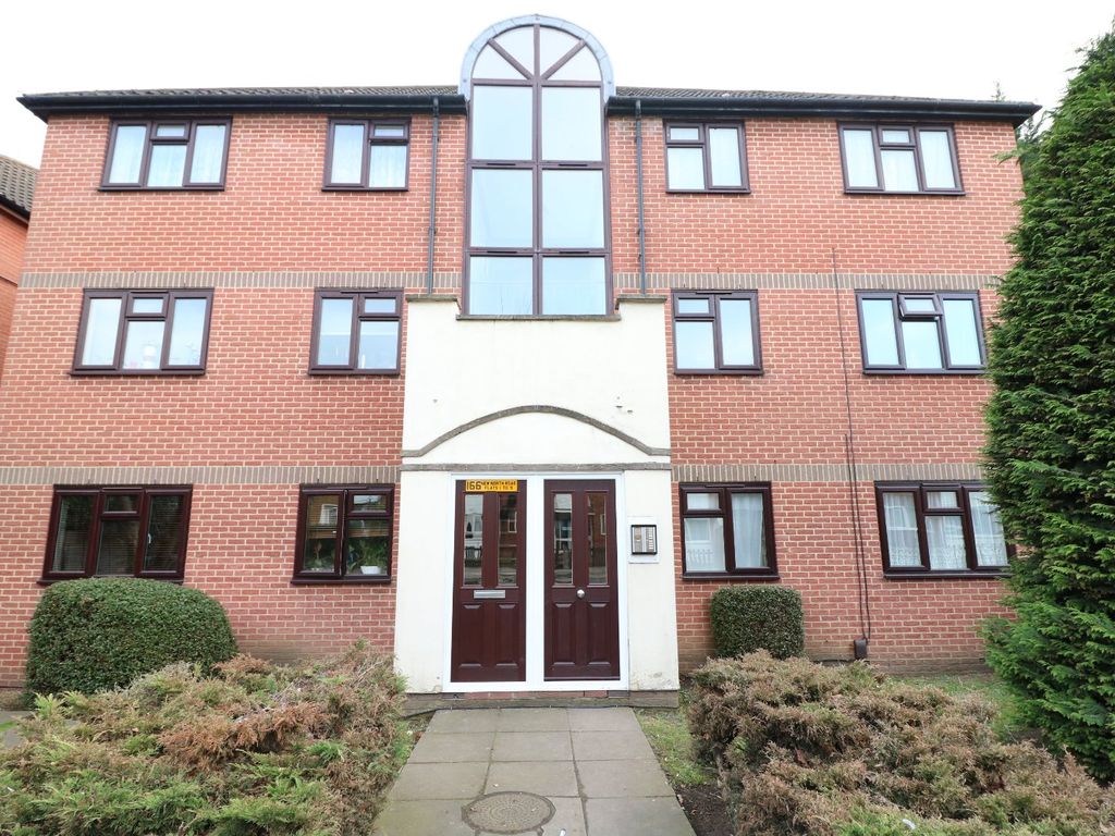 2 bed flat to rent in New North Road, Ilford IG6, £1,600 pcm