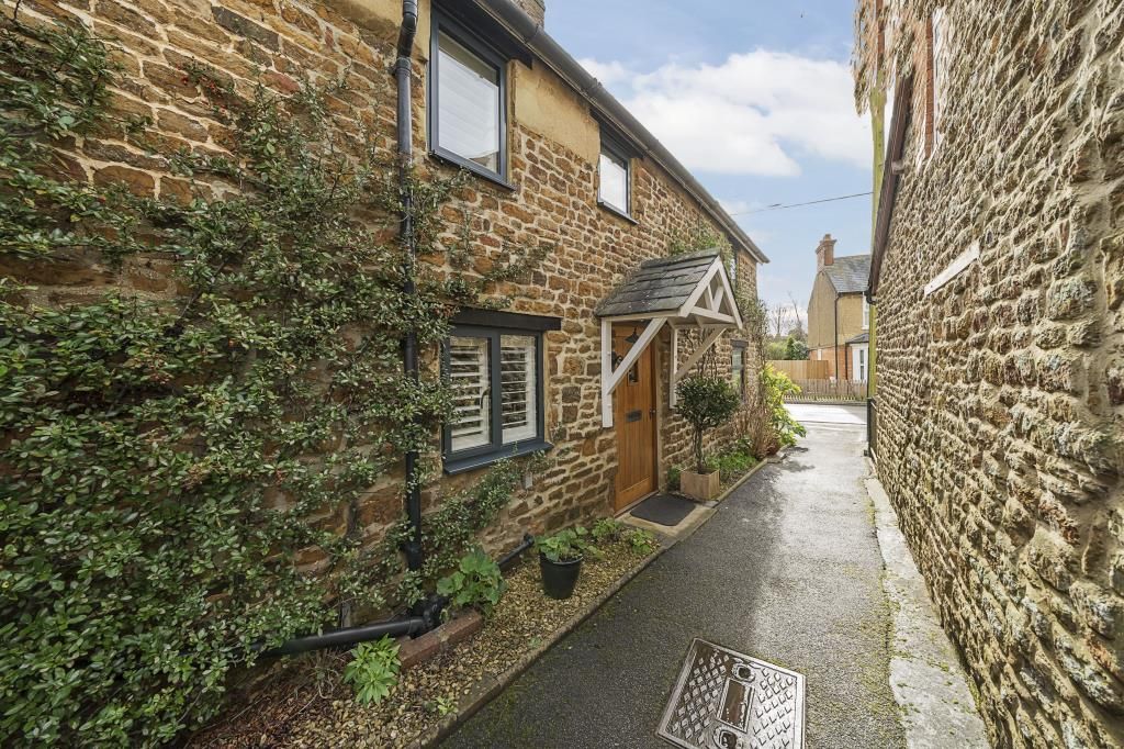 3 bed cottage for sale in Woodford Halse, Northamptonshire NN11, £450,000