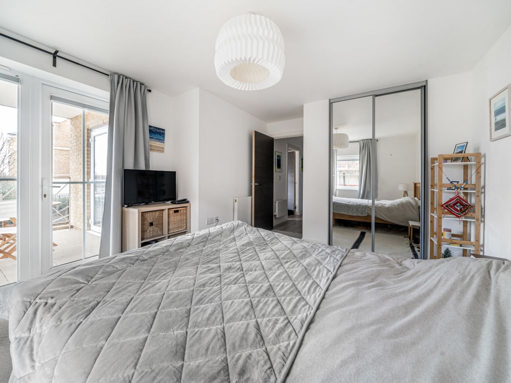 1 bed flat for sale in Godalming, Surrey GU7, £265,000