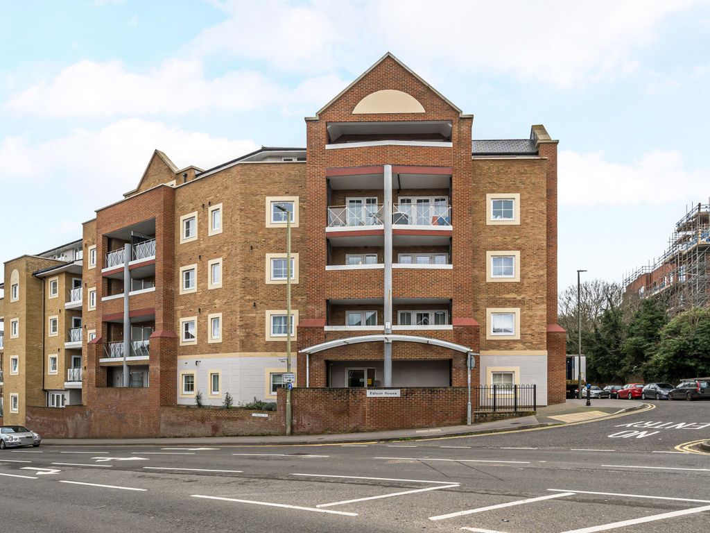 1 bed flat for sale in Godalming, Surrey GU7, £265,000