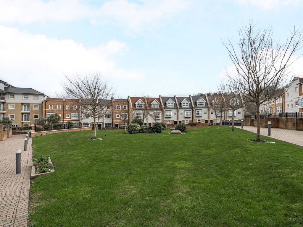 1 bed flat for sale in Godalming, Surrey GU7, £265,000