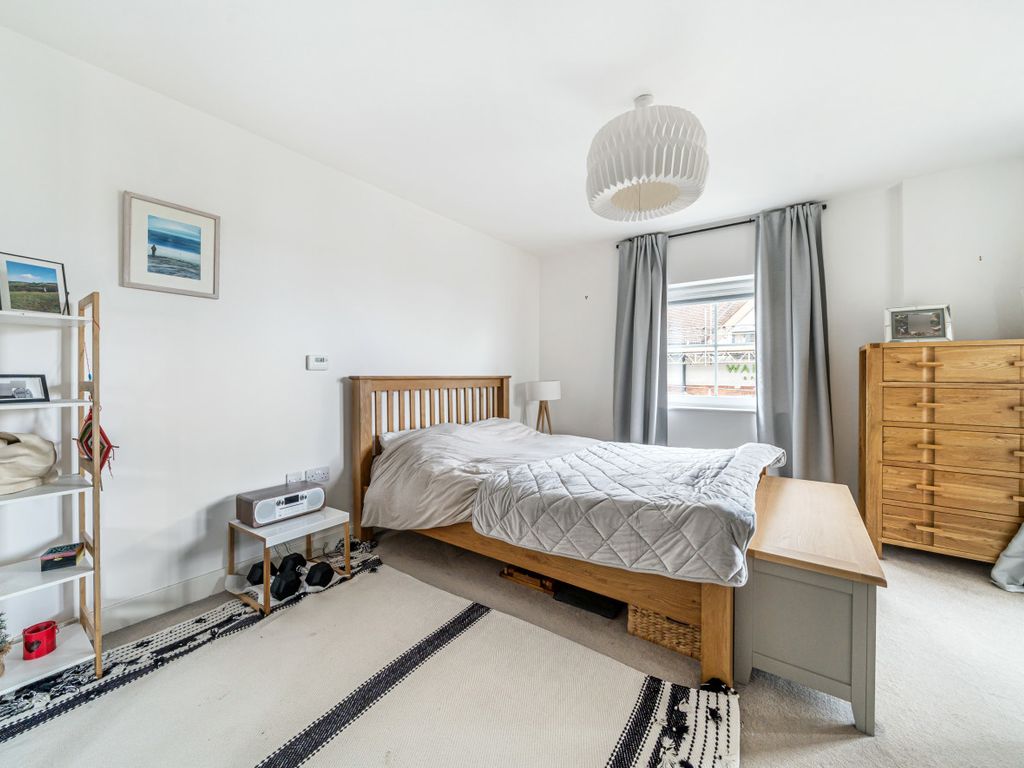 1 bed flat for sale in Godalming, Surrey GU7, £265,000