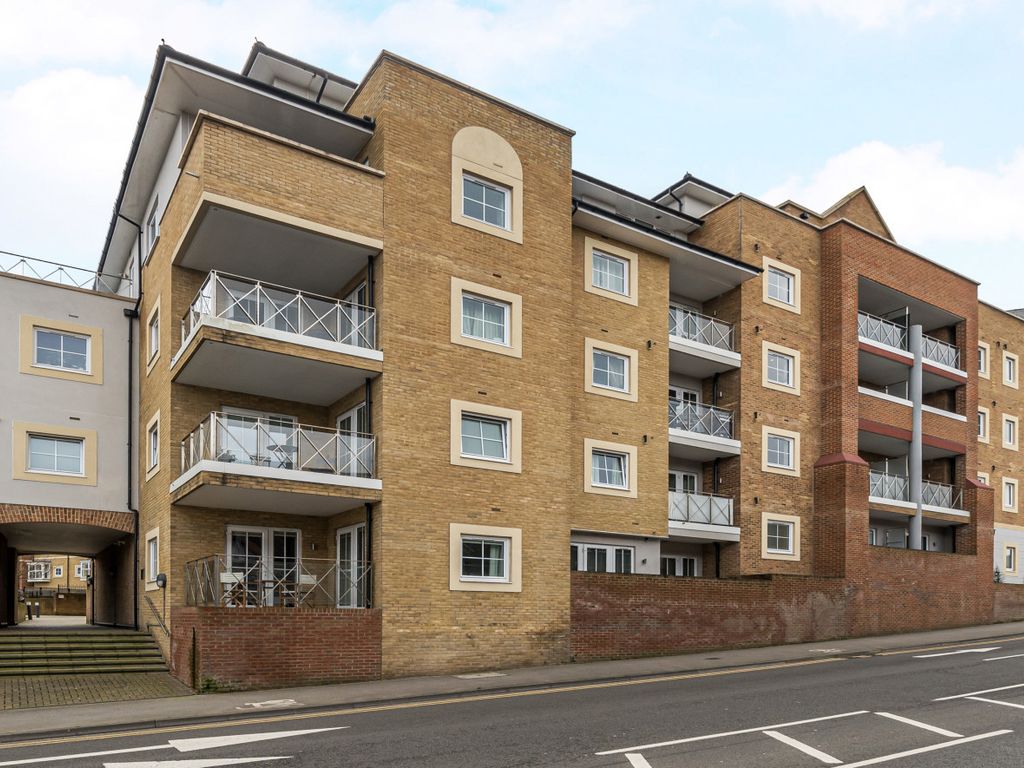 1 bed flat for sale in Godalming, Surrey GU7, £265,000