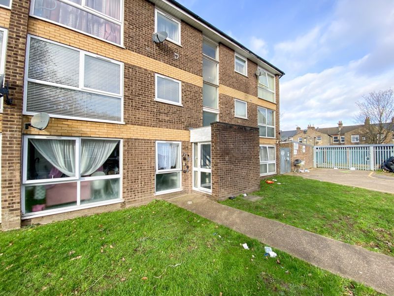 2 bed flat for sale in Northumberland Park, London N17, £280,000