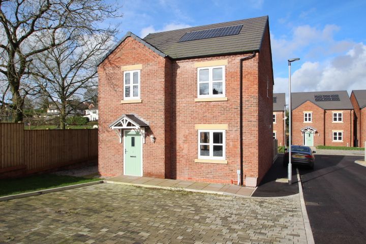 4 bed detached house to rent in High View, Parkway, Brown Edge ST6, £1,500 pcm