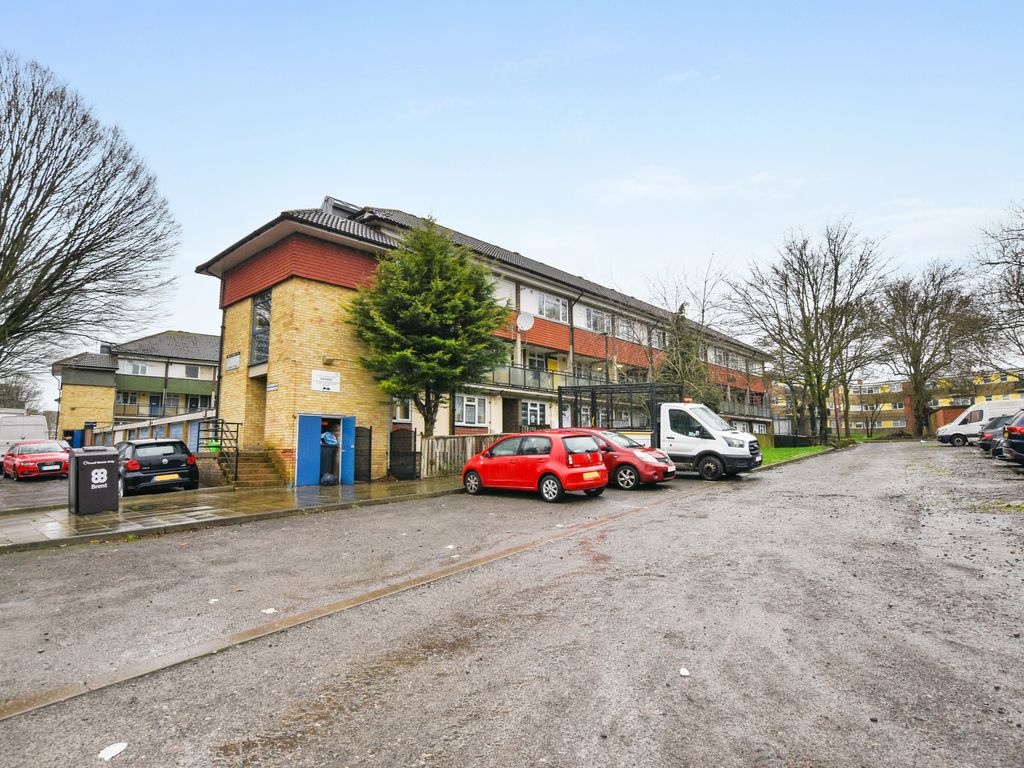 1 bed flat for sale in Barnhill Road, Wembley HA9, £275,000
