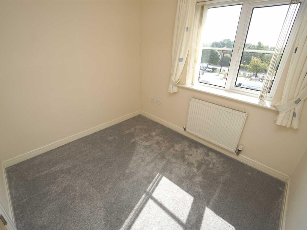 2 bed flat to rent in Pavilion Gardens, Westhoughton, Bolton BL5, £700 pcm