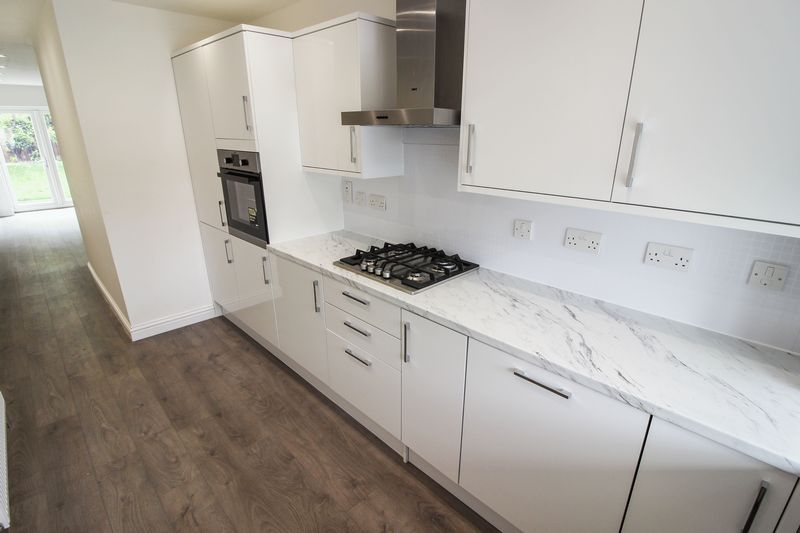 2 bed flat to rent in Whitton Avenue East, Greenford UB6, £1,850 pcm