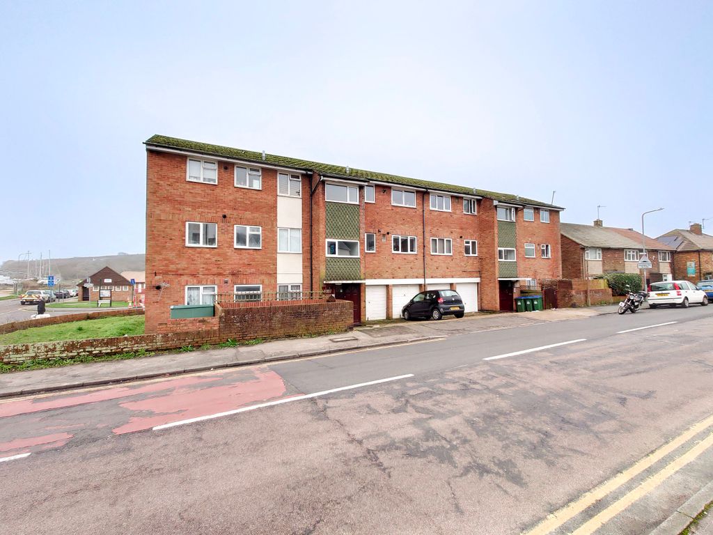 2 bed flat for sale in Gibbon Road, Newhaven BN9, £220,000